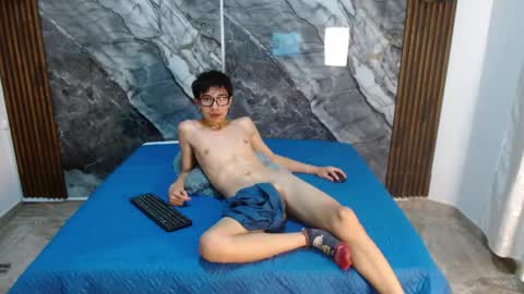 Snapshot of noahwalker__ chatting on April 20, 11:06 pm online show from April 20, 11:06 pm