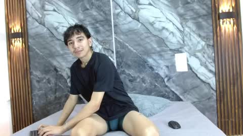 Snapshot of noahwalker__ chatting on April 25, 2:25 am online show from April 25, 2:25 am