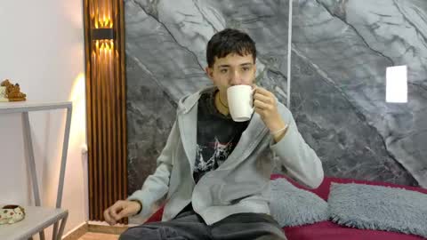 Snapshot of noahwalker__ chatting on June 3, 11:13 am online show from June 3, 11:13 am