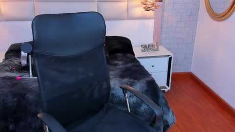 Snapshot of nohemi_louse chatting on February 12, 7:42 pm Nohemi online show from February 12, 7:42 pm