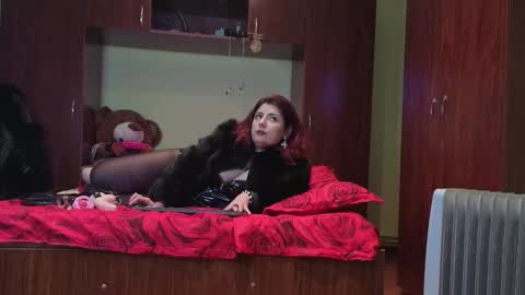 QueenManifest online show from December 13, 7:53 pm