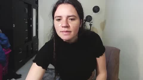 Snapshot of noreen_ chatting on February 8, 2:27 pm noreen_ online show from February 8, 2:27 pm