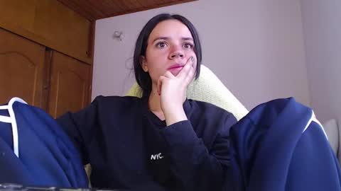 Snapshot of noreen_ chatting on March 7, 3:31 pm noreen_ online show from March 7, 3:31 pm