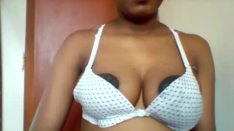Snapshot of nubian_queen1033 chatting on September 9, 12:21 am happie online show from September 9, 12:21 am