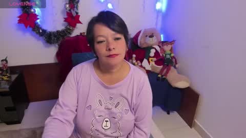 Snapshot of nuit_rose chatting on January 1, 11:51 pm nuit_rose online show from January 1, 11:51 pm