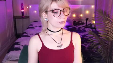Snapshot of obedientt_ chatting on April 7, 7:53 am Moonlight online show from April 7, 7:53 am