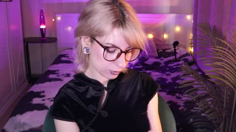 Snapshot of obedientt_ chatting on April 8, 7:52 am Moonlight online show from April 8, 7:52 am