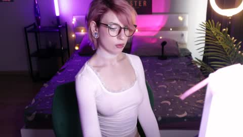 Snapshot of obedientt_ chatting on May 20, 7:47 am Moonlight online show from May 20, 7:47 am