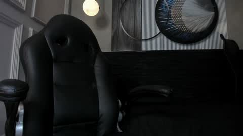 independent model online show from December 3, 11:22 am