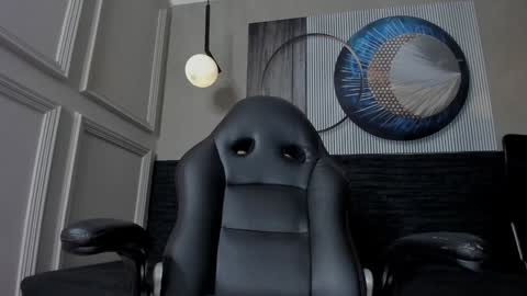 independent model online show from December 18, 2:38 pm