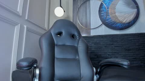 independent model online show from January 17, 8:44 pm