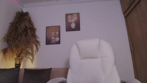 Snapshot of octavia_rouse chatting on April 29, 1:59 pm independent model online show from April 29, 1:59 pm