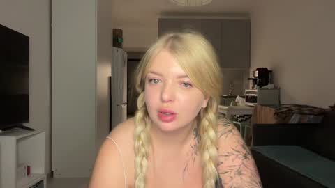 Snapshot of odriolsen chatting on December 6, 4:49 pm Odri online show from December 6, 4:49 pm