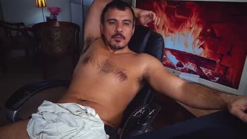 officeman7 online show from December 8, 8:15 pm