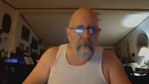 Snapshot of ogusbogus chatting on December 19, 11:34 pm Maximus No Mo online show from December 19, 11:34 pm