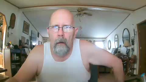 Snapshot of ogusbogus chatting on December 20, 5:53 pm Maximus No Mo online show from December 20, 5:53 pm