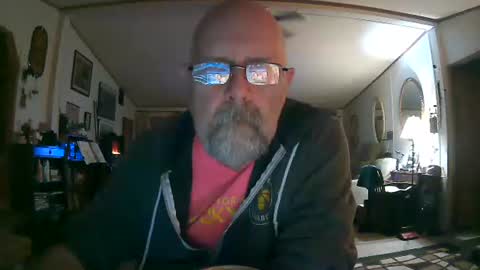 Snapshot of ogusbogus chatting on December 22, 12:35 pm Maximus No Mo online show from December 22, 12:35 pm