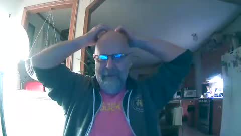 Snapshot of ogusbogus chatting on December 23, 1:03 am Maximus No Mo online show from December 23, 1:03 am