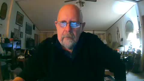 Snapshot of ogusbogus chatting on January 15, 2:16 am Maximus No Mo online show from January 15, 2:16 am