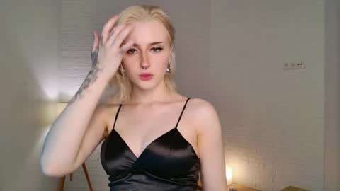 Lily online show from May 13, 1:52 pm