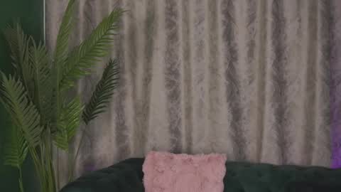 Snapshot of ohh_my_venus chatting on February 22, 8:29 am Julia online show from February 22, 8:29 am