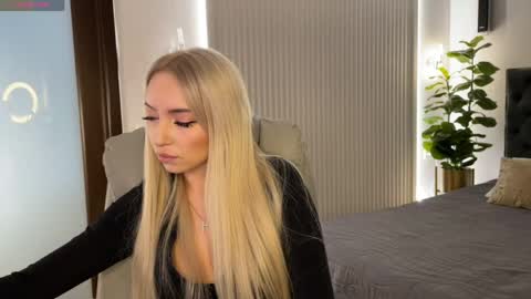 Snapshot of ohmyemma chatting on April 15, 1:12 am Emma online show from April 15, 1:12 am