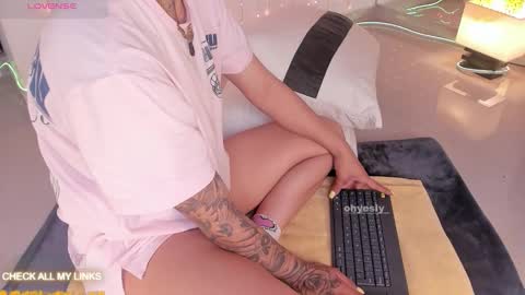 ohyesly_ online show from January 13, 10:09 am