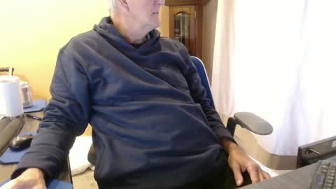 Snapshot of olderandwiser chatting on December 25, 3:38 pm Older and Wiser online show from December 25, 3:38 pm