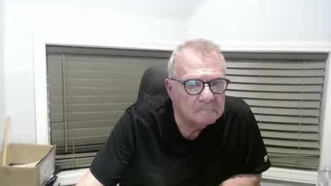 Snapshot of oldguybigd chatting on October 12, 3:27 am oldguybigd online show from October 12, 3:27 am
