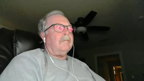 Snapshot of oldlakeguy chatting on December 19, 7:07 am OldLakeGuy online show from December 19, 7:07 am