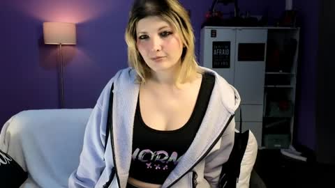 OliSunny Olivia online show from March 29, 8:09 pm