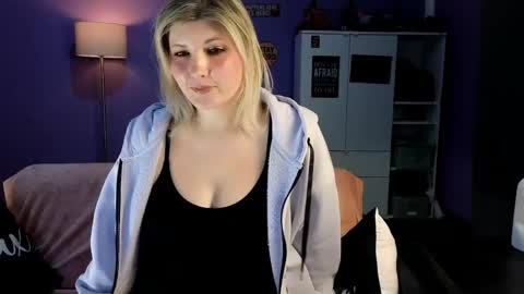 Snapshot of olisunny5 chatting on April 19, 4:50 pm OliSunny Olivia online show from April 19, 4:50 pm