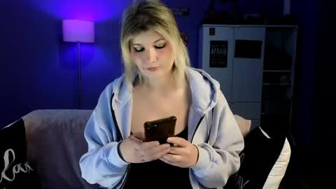 Snapshot of olisunny5 chatting on April 22, 5:03 pm OliSunny Olivia online show from April 22, 5:03 pm