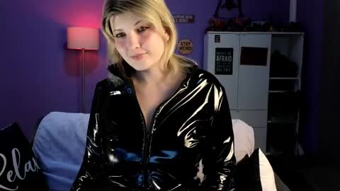 Snapshot of olisunny5 chatting on May 1, 5:39 pm OliSunny Olivia online show from May 1, 5:39 pm