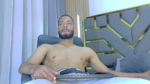 Snapshot of oliver_bigblack_cock chatting on March 16, 6:34 pm Oliver online show from March 16, 6:34 pm