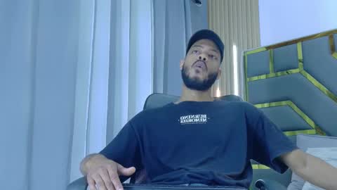 Snapshot of oliver_bigblack_cock chatting on March 22, 5:38 pm Oliver online show from March 22, 5:38 pm