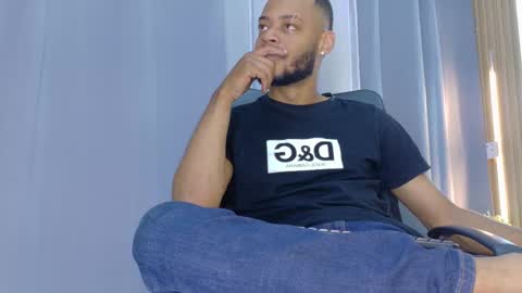 Snapshot of oliver_bigblack_cock chatting on March 24, 6:57 pm Oliver online show from March 24, 6:57 pm