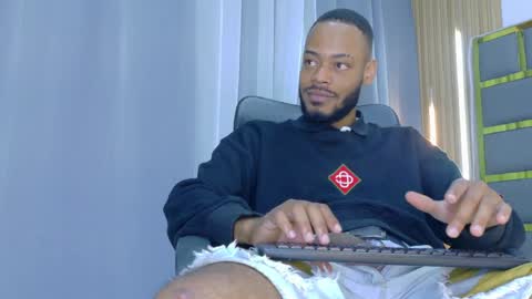 Snapshot of oliver_bigblack_cock chatting on March 30, 6:31 pm Oliver online show from March 30, 6:31 pm