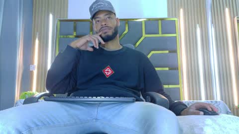 Snapshot of oliver_bigblack_cock chatting on March 31, 6:08 pm Oliver online show from March 31, 6:08 pm