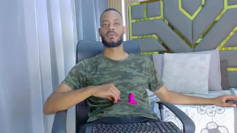 Snapshot of oliver_bigblack_cock chatting on April 1, 7:44 pm Oliver online show from April 1, 7:44 pm