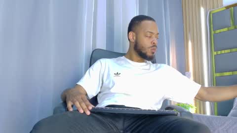 Snapshot of oliver_bigblack_cock chatting on April 4, 7:44 pm Oliver online show from April 4, 7:44 pm
