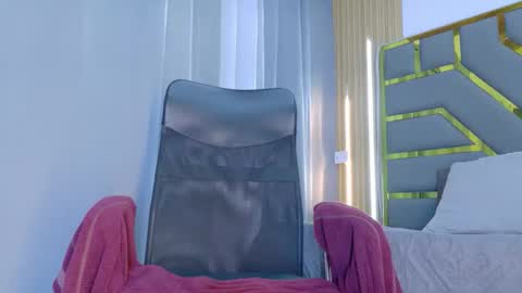 Snapshot of oliver_bigblack_cock chatting on April 14, 6:47 pm Oliver online show from April 14, 6:47 pm
