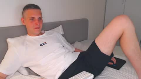 Snapshot of oliver_hort chatting on June 28, 4:57 pm Oliver online show from June 28, 4:57 pm