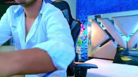 Snapshot of oliver_jamees chatting on March 24, 12:21 pm oliver_jamees online show from March 24, 12:21 pm