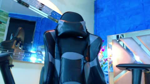 Snapshot of oliver_jamees chatting on March 31, 11:43 am oliver_jamees online show from March 31, 11:43 am