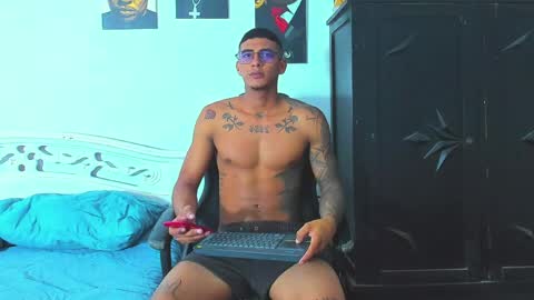 oliver_smith_2 online show from May 18, 4:35 pm