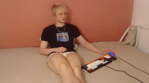 Snapshot of oliver_sweet_ chatting on April 7, 1:17 am Oliver online show from April 7, 1:17 am