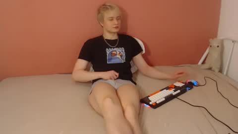 Snapshot of oliver_sweet_ chatting on April 8, 1:27 am Oliver online show from April 8, 1:27 am