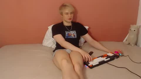 Snapshot of oliver_sweet_ chatting on April 12, 1:21 am Oliver online show from April 12, 1:21 am