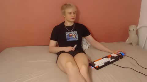 Snapshot of oliver_sweet_ chatting on April 13, 1:33 am Oliver online show from April 13, 1:33 am